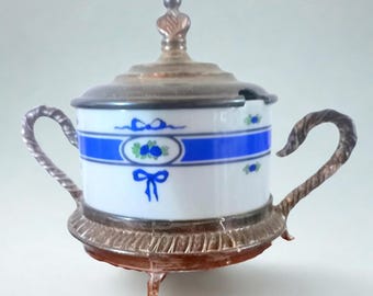 Azucarero antiguo Schillerbach con base y asas de metal, marca Dekor Fabrik Swan, porcelana neoclásica azul cobalto, principios del siglo XX.