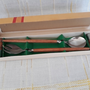 Vintage Italië jaren 1970 saladeserveerset Saladeserveerstalen lepel en vork met houten handvat Zout- en pepervaatjes Keukengereiservice