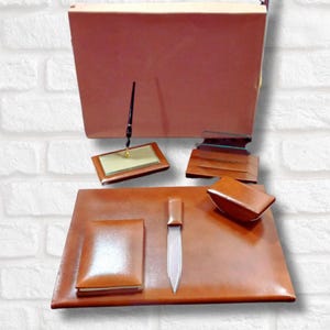 Juego de escritorio vintage de los años 70 de cuero liso, hecho en Italia, juego de accesorios de escritorio, diario, cortador de papel, sello, porta cartas, juego de oficina, regalo para él