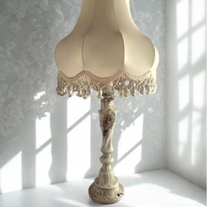 Lámpara de cerámica italiana firmada por V. Bassano - Lámpara de mesa barroca grande de 70 cm de altura - Base ornamentada con motivos florales pintada a mano - Estilo romántico shabby chic con flecos