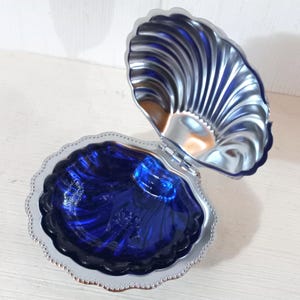 Vintage Italy Schale, muschelförmige Platte mit blauem Glasfutter, Kaviarplatte, Butterdose
