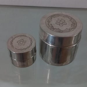 Set di 2 barattoli con coperchio in argento 925 Barattolo in vetro rivestito in argento Portapillole Portacipria Custodia da viaggio in argento vintage anni '50 Portapillole in argento vintage Italia