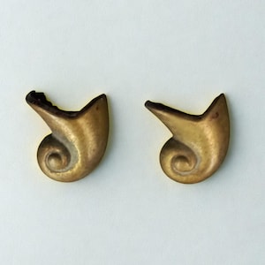 Extrêmement rare paire de protège-pieds de chaise en laiton décorés vintage Embouts de pied en laiton Protecteur de pied de chaise ou de table de récupération de matériel virole en laiton