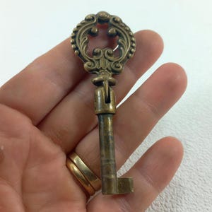 Seltener 1950er Vintage Italien Sammler-Skelett-Schlüssel, verzierter, gemusterter Kleiderschrankschlüssel, Messingschlüssel, Vintage-Rüstung, Schubladenschlüssel Gelenkschlüssel aus Messing