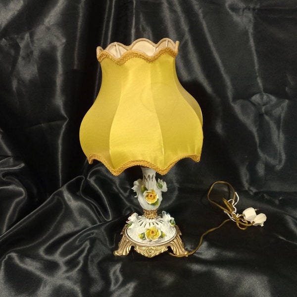 Rare lampe en porcelaine avec fleurs de Capodimonte Socle en laiton Style baroque Abat-jour en soie A restaurer Veilleuse antique lampe de chevet vintage