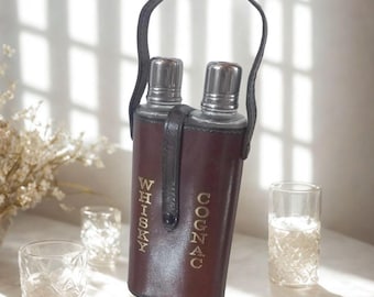 Exclusivo set de regalo vintage: 3 petacas grandes con tapa de acero y estuche de cuero. Petaca vintage de whisky y coñac de los años 50. Petaca de cristal italiana vintage.