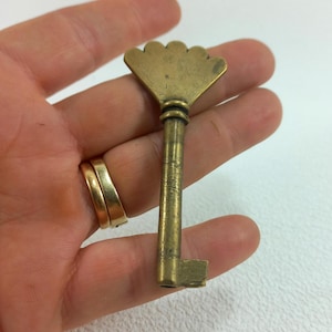 Seltener 1950er Vintage Italien Sammler-Skelett-Schlüssel, verzierter, gemusterter Kleiderschrankschlüssel, Messingschlüssel, Vintage-Rüstung, Schubladenschlüssel Gelenkschlüssel aus Messing