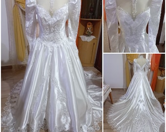 Vintage wedding dress Made in Italy Tailored dress Very long train Satin and lace dress with beaded appliques Handmade Princess dress