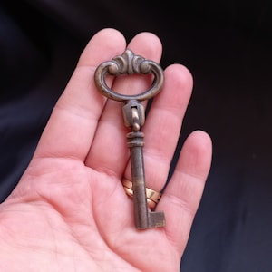 Seltener 1950er Vintage Italien Sammler-Skelett-Schlüssel, verzierter, gemusterter Kleiderschrankschlüssel, Messingschlüssel, Vintage-Rüstung, Schubladenschlüssel Gelenkschlüssel aus Messing