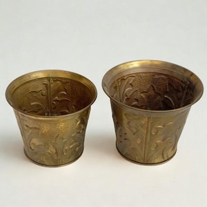 Italienische Messing-Pflanzgefäße mit hand gemeißeltem Blumendekor (2er-Set)