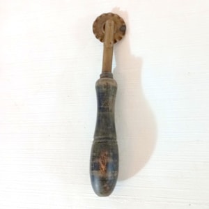 Very old wheel for cutting pasta in brass and wood. Vintage pasta cutter Pasta maker Fresh Pasta Making Tool Kitchen Utensils Italian