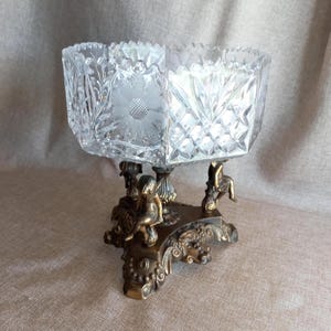 Centro de mesa antiguo de cristal sobre base de bronce con querubines - Cuenco de cristal tallado de 3,2 kg con querubines - Decoración barroca italiana