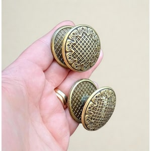 Juego de 2 pomos de cajón de latón macizo de estilo italiano antiguo. Restauración de muebles antiguos.