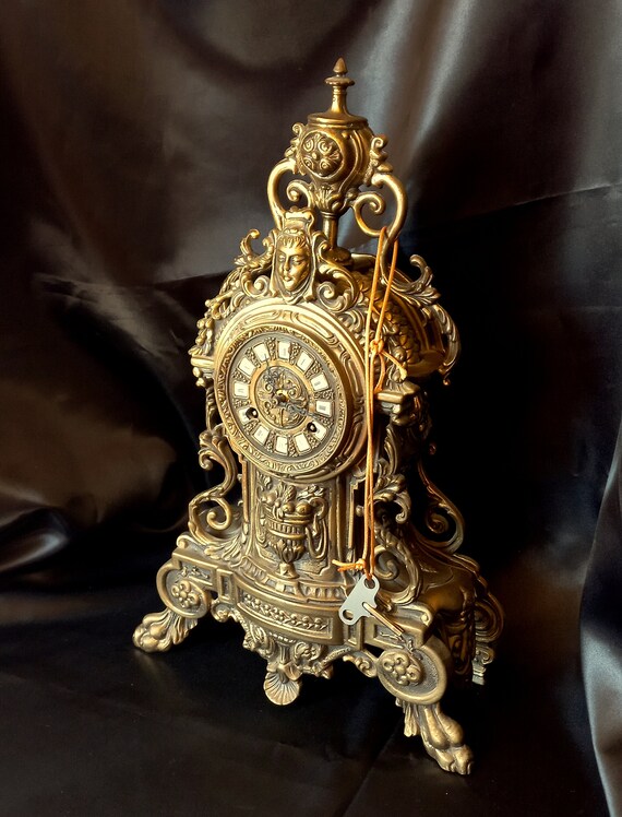 Reloj de sobremesa de bronce antiguo Estilo Luis XVI Mecanismo Aleman numerado Reloj de sobremesa mecanico Reloj con llave Estilo imperio Decoracion Hollywood Regency Etsy Espana