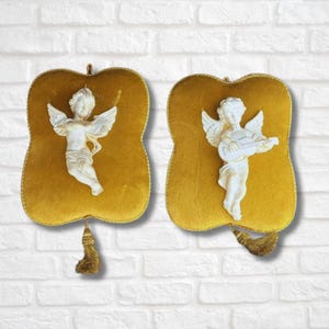 Rare Pair of cherubs Resin angels on a velvet cushion Collectible Vintage 50s Decorations To hang on the wall Vintage frames and paintings