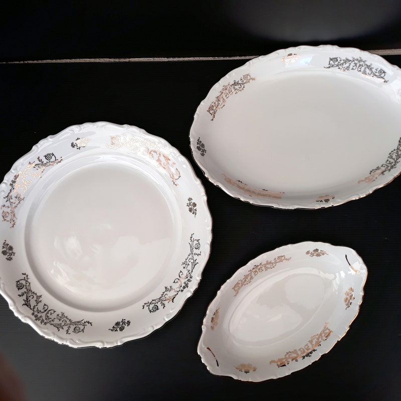 Lot de 6 assiettes plates vintage blanch, bleues et bordures dorées