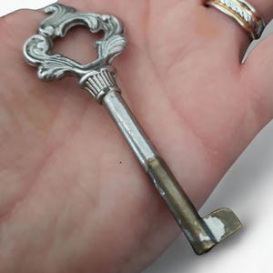 Puede incluir: Un juego de tres cuencos apilables de cerámica en tamaños graduados. Los cuencos son blancos con un acabado moteado y texturizado y presentan un borde ligeramente ensanchado. Ideal para la preparación o el servicio de alimentos.