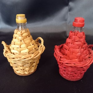 Seltene Sammler Miniaturen Alter Demijohn 1940er Jahre Wicker Deckel und Holzboden Antike Weinflaschen Weißes Glas Demijohn Antique Wicker