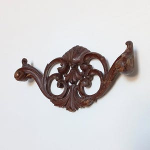 Frise ancienne en bois sculpté - Décor de château italien, motif feuille gothique