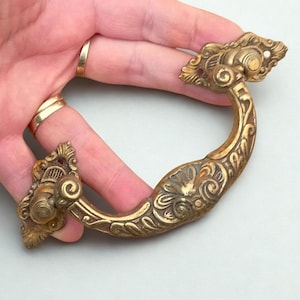 Puede incluir: Un juego de tres tazas de cerámica con un acabado mate moteado. Las tazas son de color crema, gris claro y gris oscuro. Cada taza tiene un diseño simple y minimalista.