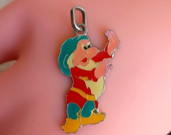 Rare pendentif vintage « Nain » des années 1970 Pendentif original Walt Disney Silver Enamel L’histoire des 7 nains Cadeau de Noël à collectionner