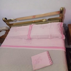 Sábanas de matrimonio Lino puro Bordado florentino Sábana con fundas de almohada Color rosa con ribete de encaje Juego de cama doble vintage años 70 Hecho en Italia