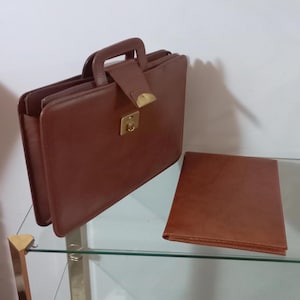 Porte-documents Cheney England Sac d'avocat 24 heures Sac de bureau Sac pour homme des années 80 Cuir véritable Couleur marron Sac accordéon Fermeture à bouton-pression Avec clé