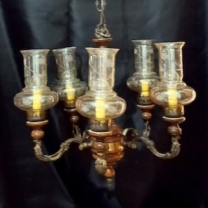 Old 5-arm chandelier in wood and brass with hand-engraved blown glass cups Pendant lamp 50s Italian vintage lighting Home lighting