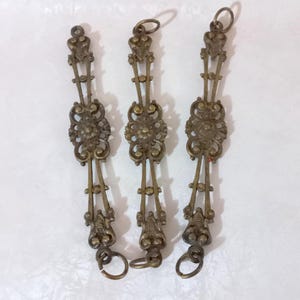 Set estremamente raro di due fregi in ottone pesante. Finiture per mobili. Ricambi per il restauro di mobili antichi.