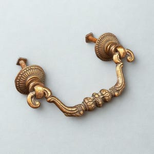 Années 1950, italien, Laiton massif, Poignées de tiroir, – Laiton orné, Restauration, Quincaillerie