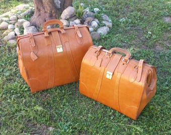 Juego de 2 maletines de médico de cuero vintage - Maletines Gladstone color coñac con llaves originales - Juego de equipaje de viaje - Decoración de oficina profesional de lujo