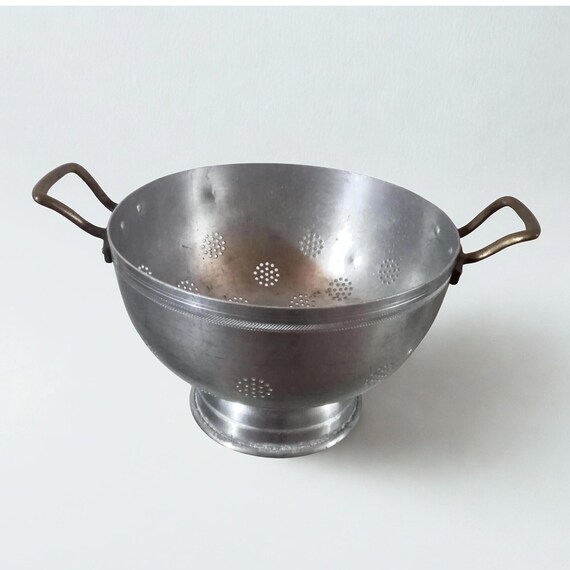 Italienisches Aluminium Sieb mit Messinggriff aus den 1950er Jahren, Sieb mit Griff, Rustikales Küchendekor Bauernhaus Restaurant Aluminium Messing Kochgeschirr