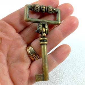 Seltener 1950er Vintage Italien Sammler-Skelett-Schlüssel, verzierter, gemusterter Kleiderschrankschlüssel, Messingschlüssel, Vintage-Rüstung, Schubladenschlüssel Gelenkschlüssel aus Messing