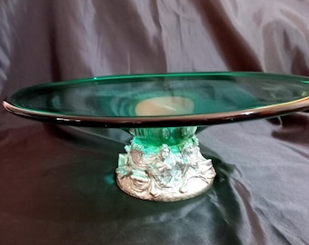 Centrotavola extra large in vetro artistico verde smeraldo - 42 cm (16,5") - Base scultorea in resina argentata con figure classiche - Decorazione italiana - 3,5 kg