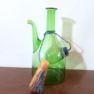 Decantador de botellas vintage italiano de los años 60 con cámara de hielo Botella de vino de vidrio verde Nevera vintage Vajilla moderna de mediados de siglo