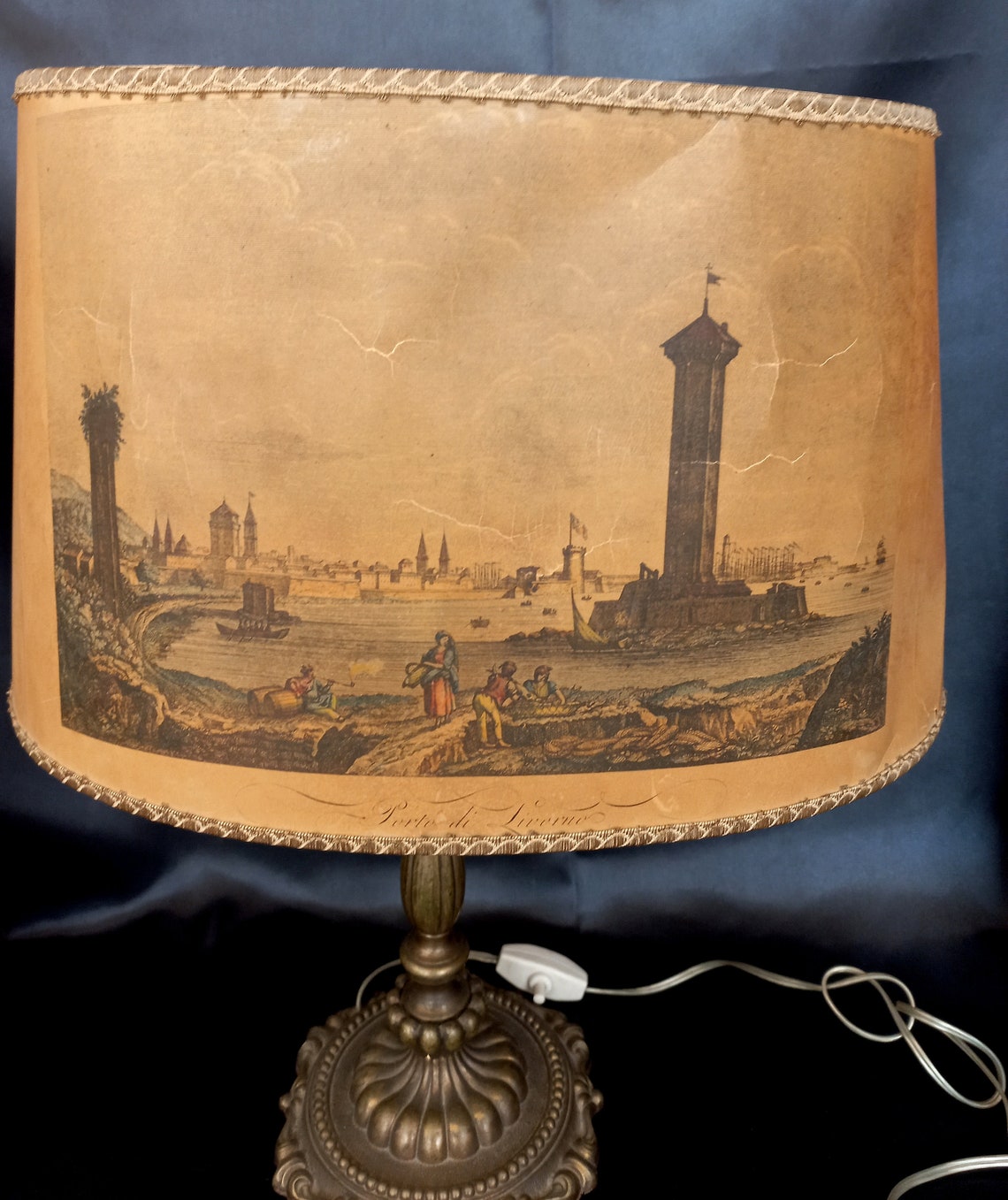 Rare Vintage Italy 1930-40s 45 cm Ormolu Brass lamp Brass decorated Home decor Desk Bedside Vintage table lamp Antique lampshade, foto 4 di 5