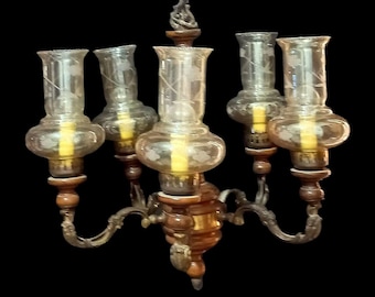 Lustre antigo de 5 braços em madeira e latão com copos de vidro soprado gravados à mão Luminária pendente Iluminação vintage italiana dos anos 50 Iluminação residencial