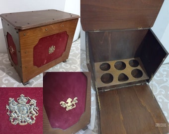 Minibar de lujo Principios del siglo XX Bodega de licores antigua Bodega de madera Escudo y tiradores de latón Botellero antiguo de madera