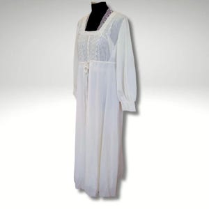 Nouvelle lingerie de luxe Peignoir vintage Italie des années 1970 « Juan Les Pines » Made in Italy Robe de mariée mariée nuit Chemise de nuit et peignoir blanc lait