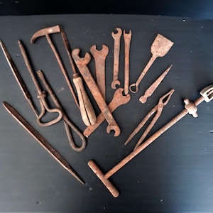 Seltenes Set 15 Stück Antikes Arbeitswerkzeug Sehr rostig Zange Schlüssel Hammer Bohrer Eisen Feile rustikale Deko Landhaus Bauernhaus Baumarkt