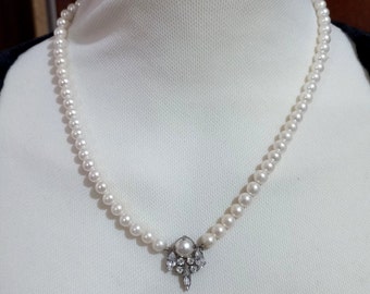 Vintage Italien 70er Jahre Halskette Fake Perle in Kunststoff Juwel Verschluss Anhänger mit Zirkone Zirkonbesatz Vintage Damen Accessoires Weihnachten