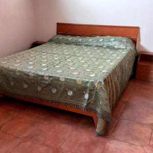 Antique bedspread in hand-woven Venetian silk Green color with flowers Bedspread Baroque Style Precious Damask bed cover Decorated