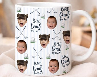 Op de afbeelding: Een witte keramische mok met een herhalend patroon van lichtblauwe verticale strepen, golfclubs, golfballen en de tekst Best Dad By Par. Het ontwerp bevat meerdere fotografische portretten van kindergezichten verspreid over het patroon.