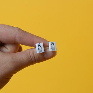 Orecchini a bottone con grafico della vista minuscolo, gioielli con grafico della vista di Snellen, orecchini per optometria, gioielli per optometria, optometrista, regalo per optometria, potere della vista