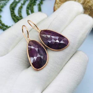 Pendientes de rubí, piedra de nacimiento de julio, pendientes de rubí rojo oscuro en oro rosa laminado, joyería sencilla de rubí, regalo ligero para el Día de la Madre.