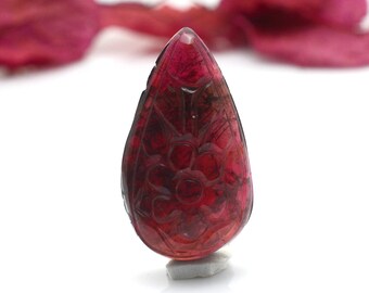 Gemma di tormalina biologica naturale da 19,40 carati, intagliata con cura, ideale per la creazione di gioielli.