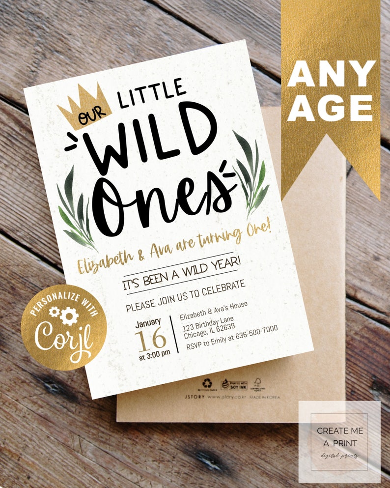 K&ouml;nnte beinhalten: Eine wei&szlig;e Einladung mit goldenen Lettern f&uuml;r eine erste Geburtstagsfeier. Die Einladung lautet "Our Little Wild Ones" und zeigt eine Krone und gr&uuml;ne Bl&auml;tter. Die Party ist f&uuml;r Elizabeth und Ava und findet am 16. Januar um 15:00 Uhr statt. Die Einladung enth&auml;lt die Adresse und die RSVP-Informationen.