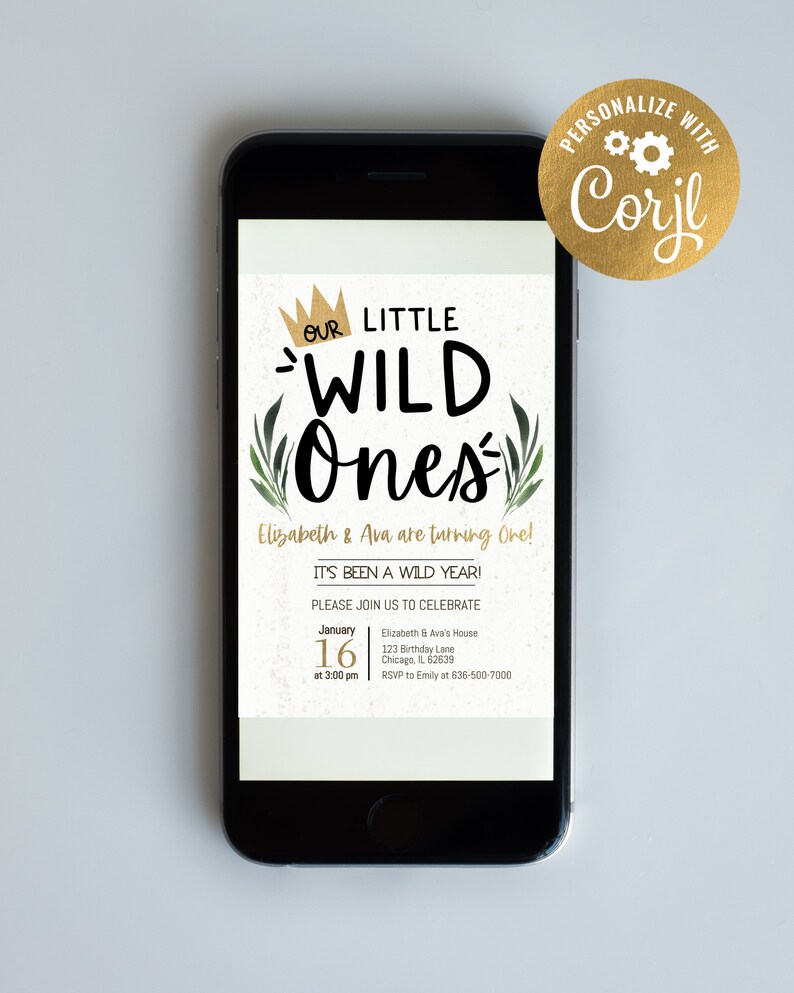 K&ouml;nnte beinhalten: Eine digitale Einladung zu einer ersten Geburtstagsfeier mit Wald-Thema. Die Einladung zeigt eine goldene Krone, die Worte "Our Little Wild Ones" und einen gr&uuml;nen Bl&auml;tterrand. Der Text lautet "Elizabeth & Ava werden ein Jahr alt! Es war ein wildes Jahr! Bitte feiern Sie mit uns am 16. Januar um 15:00 Uhr Elizabeth & Ava's House 123 Birthday Lane Chicago, IL 62639 RSVP an Emily unter 636-500-7000"