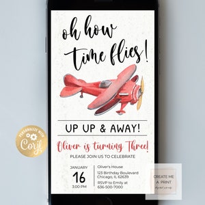 Pode incluir: Um convite digital para uma festa de anivers&aacute;rio de um menino de tr&ecirc;s anos. O convite apresenta um avi&atilde;o vermelho com uma h&eacute;lice branca e o texto "Oh how time flies! Up Up & Away! Oliver is turning Three!" O convite tamb&eacute;m inclui a data, a hora e o local da festa.