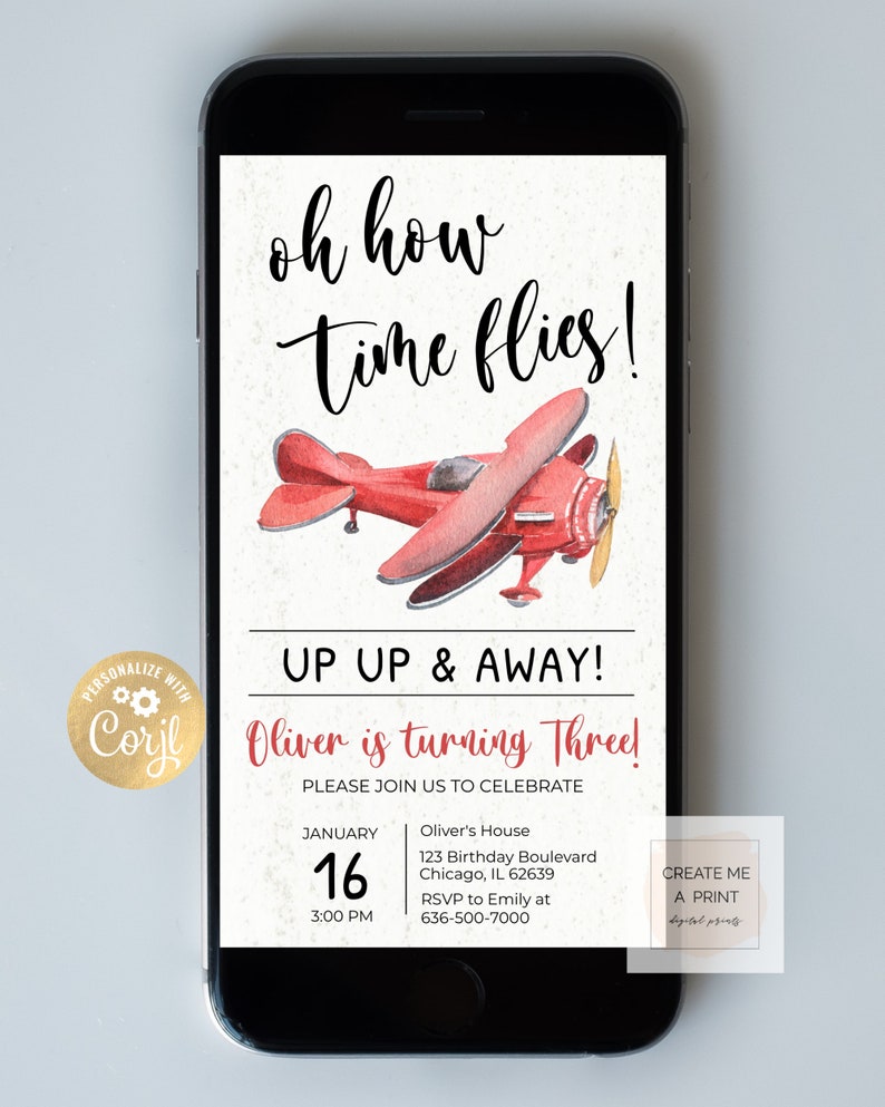Pode incluir: Um convite digital para uma festa de anivers&aacute;rio de um menino de tr&ecirc;s anos. O convite apresenta um avi&atilde;o vermelho com uma h&eacute;lice branca e o texto "Oh how time flies! Up Up & Away! Oliver is turning Three!" O convite tamb&eacute;m inclui a data, a hora e o local da festa.